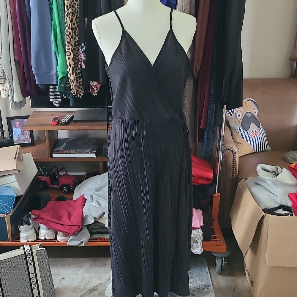 Black Sleeveless V-Neck Midi Sundress
